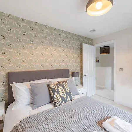 Fantastic 3-Bed House With Parking Villa Bath Exterior photo